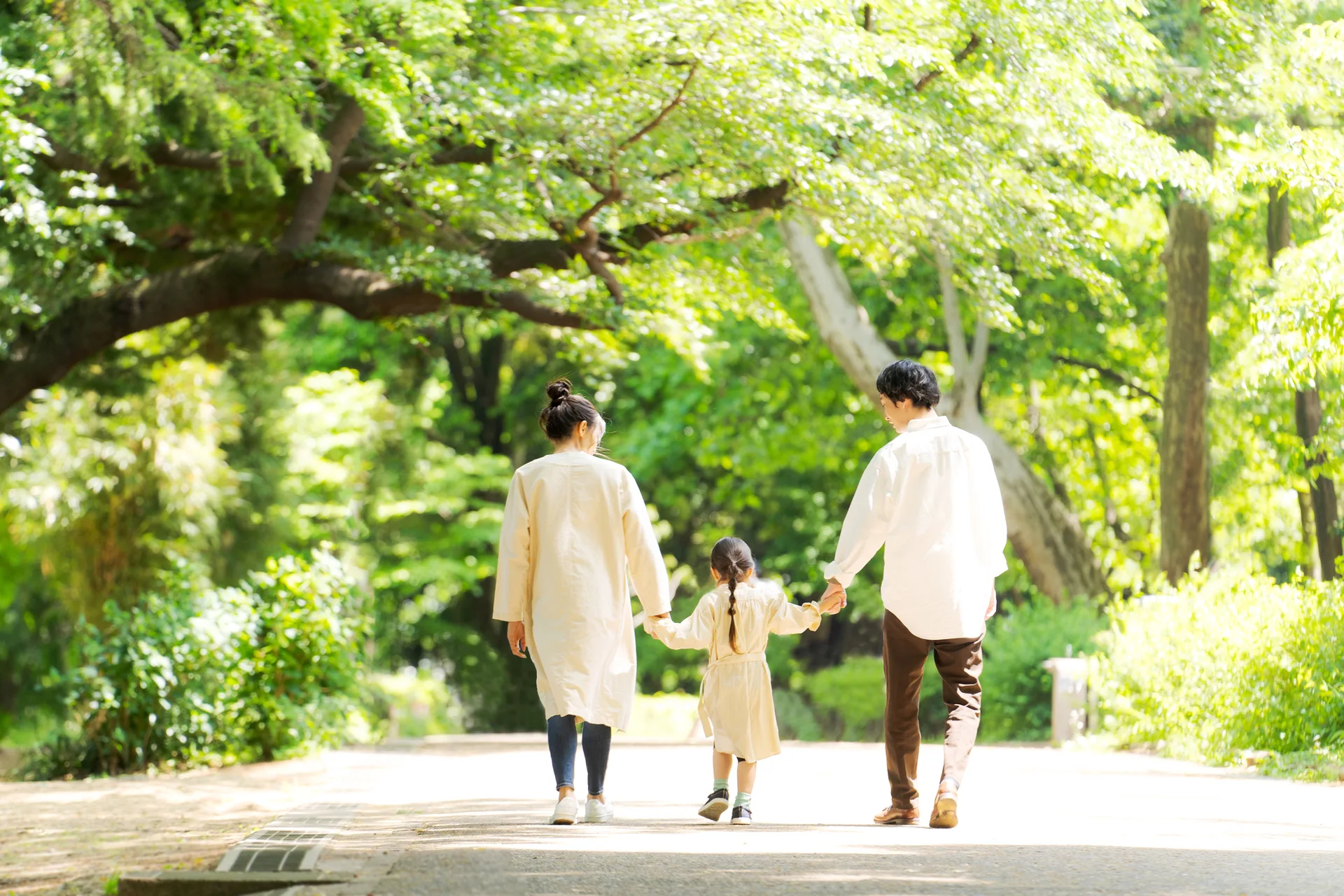 東小金井エリアの街並みを歩くご夫婦
